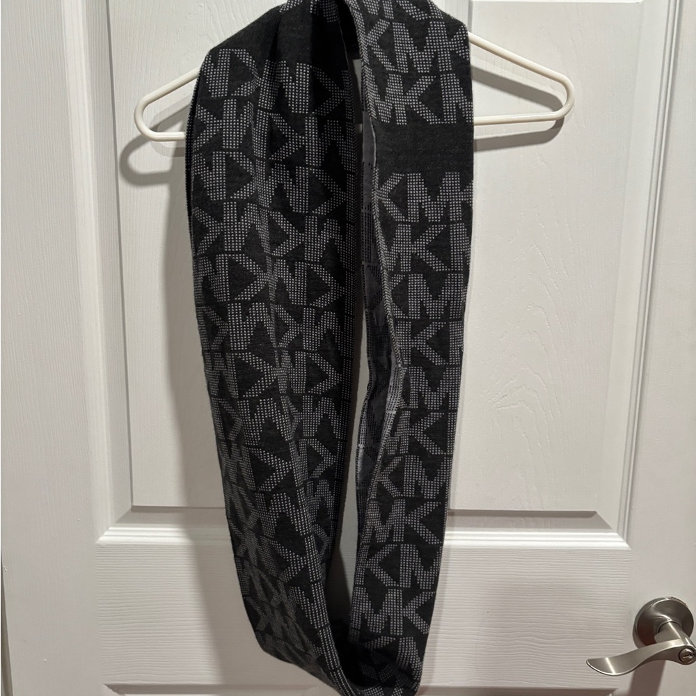 Michael Kors  Scarf in Black and Gray